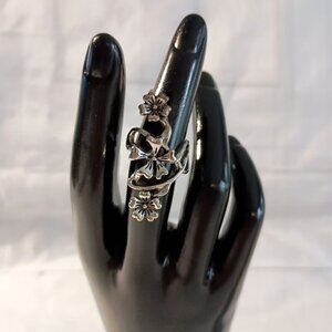 Beautiful Bohemian Flowers on Vine Statement Ring Silvertone Size 7 Gift Box